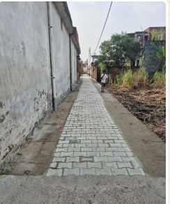 नाली के साथ सड़क
